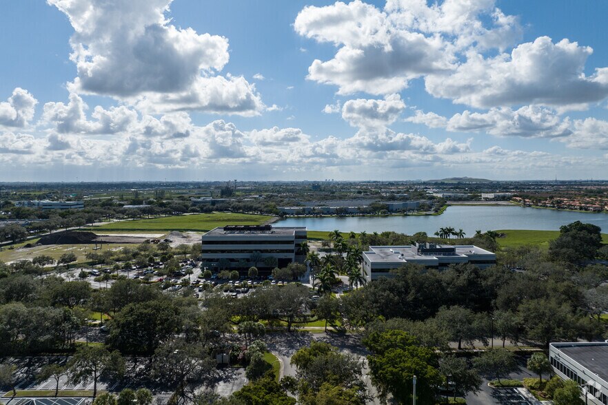 More Photos Of 8100 Oak Ln, Miami Lakes Office For Lease