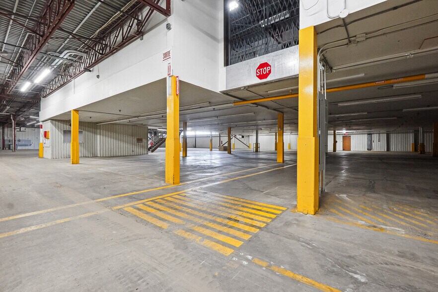 More Photos Of 800 Rue Pierre-Caisse, Saint-jean-sur-richelieu Manufacturing For Lease