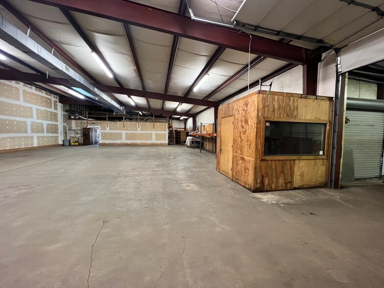 More Photos Of 413 W Chatham St, Cary Flex For Lease
