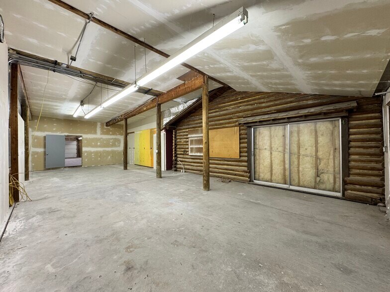 More Photos Of 530 N Broadway Ave, Riverton Mixed Retail For Sale