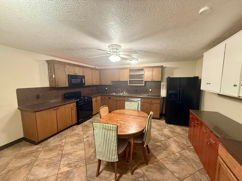 More Photos Of 204 Schilling St, Baytown Warehouse For Lease