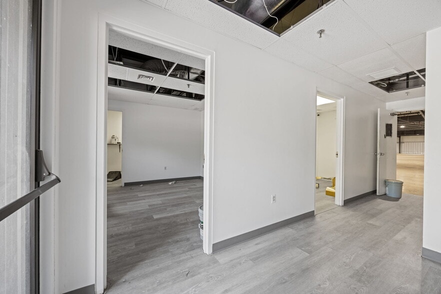 More Photos Of 2000 S Delphine Ave, Lyndhurst Warehouse For Lease