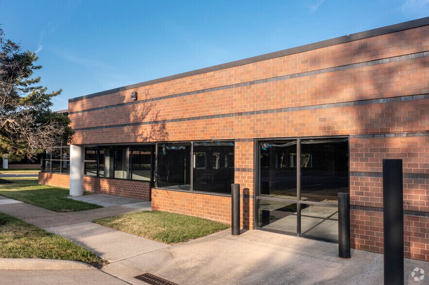 More Photos Of 450 Spring Park Pl, Herndon Unknown For Lease