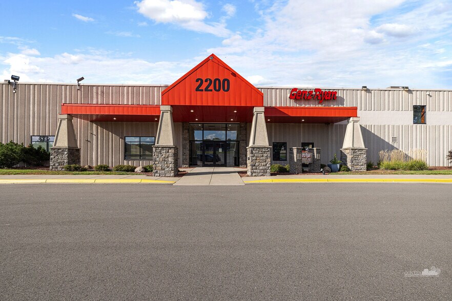 More Photos Of 2200 W Highway 13 W, Burnsville Warehouse For Lease