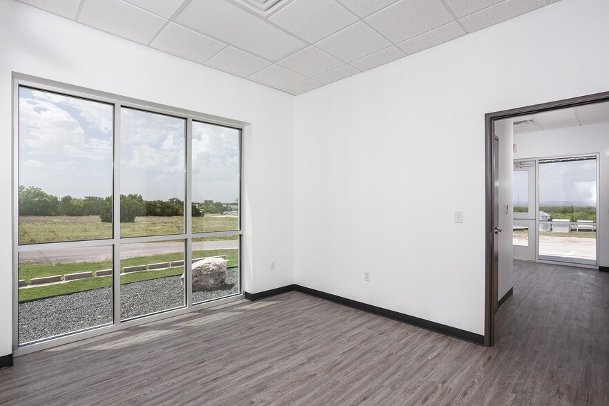 More Photos Of 121 CR 423, Spicewood Unknown For Lease