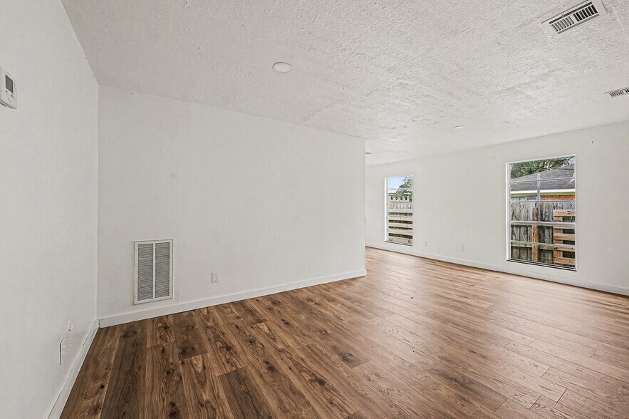 More Photos Of 5711 5th St, Katy Medical For Lease