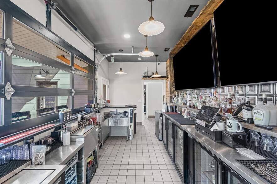 More Photos Of 125 S Market St, Paxton Specialty For Sale