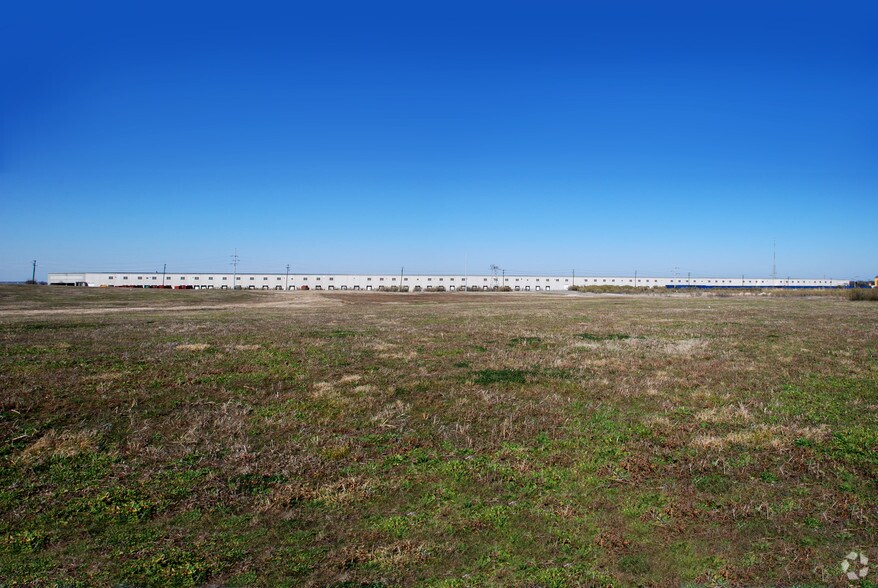 More Photos Of 3700 Pinnacle Point Dr, Dallas Distribution For Lease