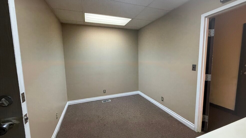 More Photos Of 10533-10535 Farmington Rd, Livonia Medical For Lease