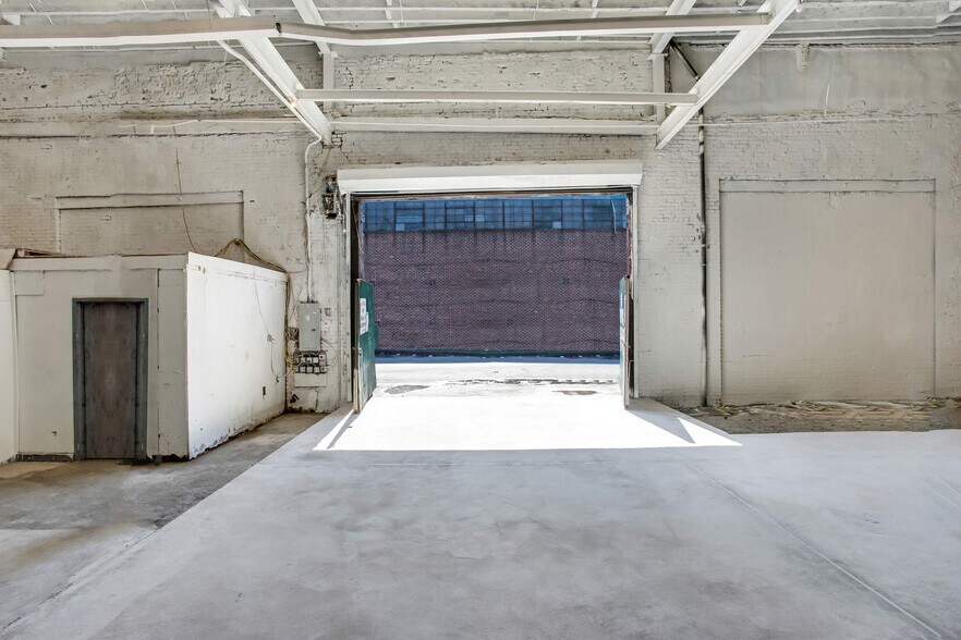 More Photos Of 335 Moffat St, Brooklyn Distribution For Lease