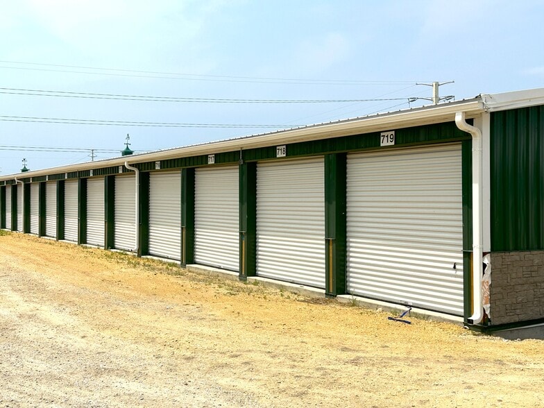 More Photos Of 1947 N Lyford Rd, Rockford Self Storage For Lease