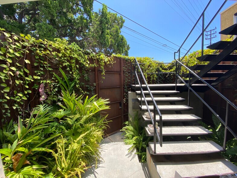 More Photos Of 5747-5749 Venice Blvd, Los Angeles Loft Creative Space For Lease