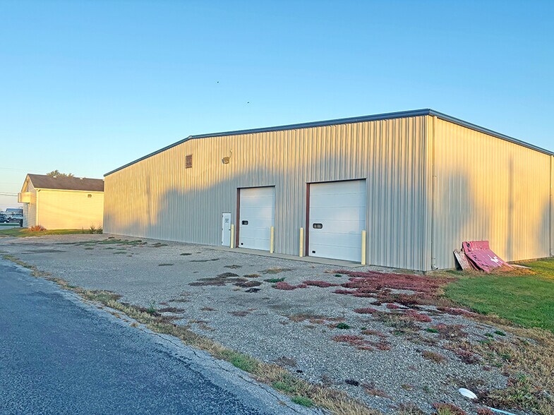 More Photos Of 1325 N Broad St, Carlinville Warehouse For Lease