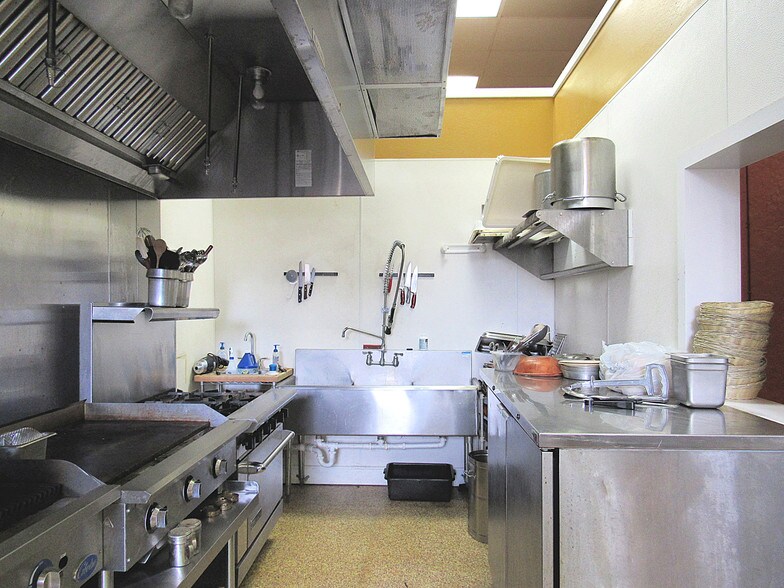 More Photos Of 514-520 N Railroad St, Burton Restaurant For Lease