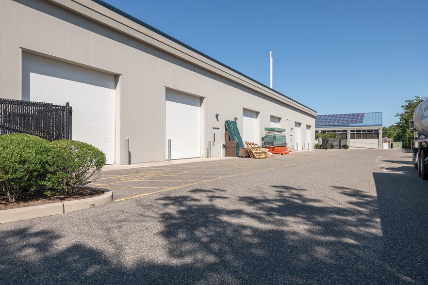 More Photos Of 286 W Montauk Hwy, Hampton Bays Warehouse For Lease