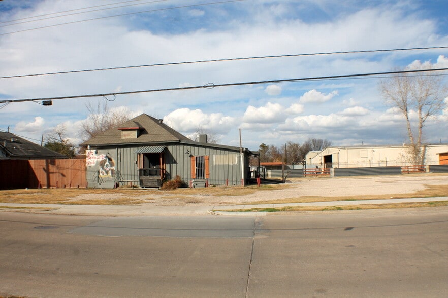 More Photos Of 3907 Canal St, Houston Bar For Lease