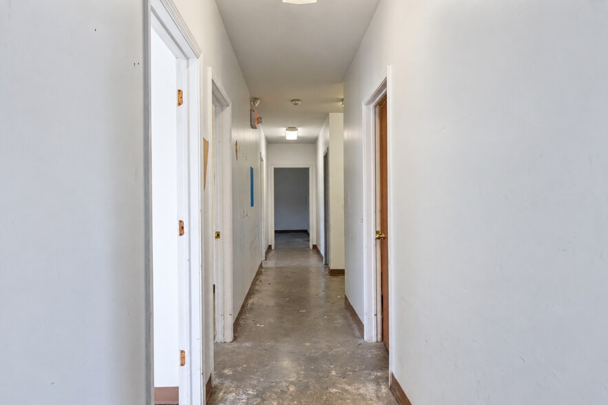 More Photos Of 101 Newbury Hollow Ln, Syracuse Warehouse For Lease