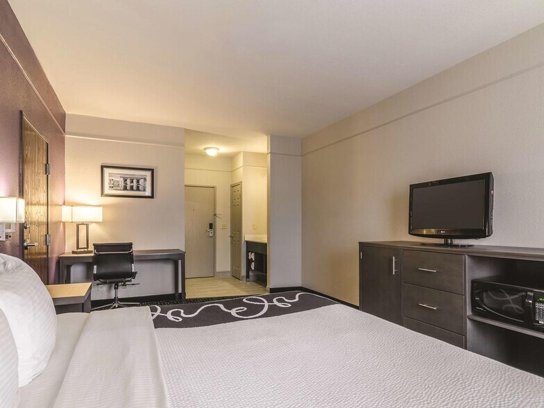 More Photos Of 6901 NW 83rd St, Kansas City Hotel For Sale