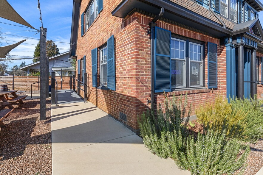 More Photos Of 883 SW Church St, Dallas Restaurant For Sale