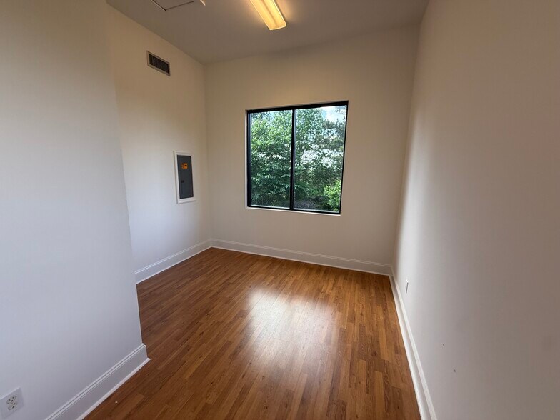 More Photos Of 2436 E University Dr, Auburn Storefront Retail Office For Lease