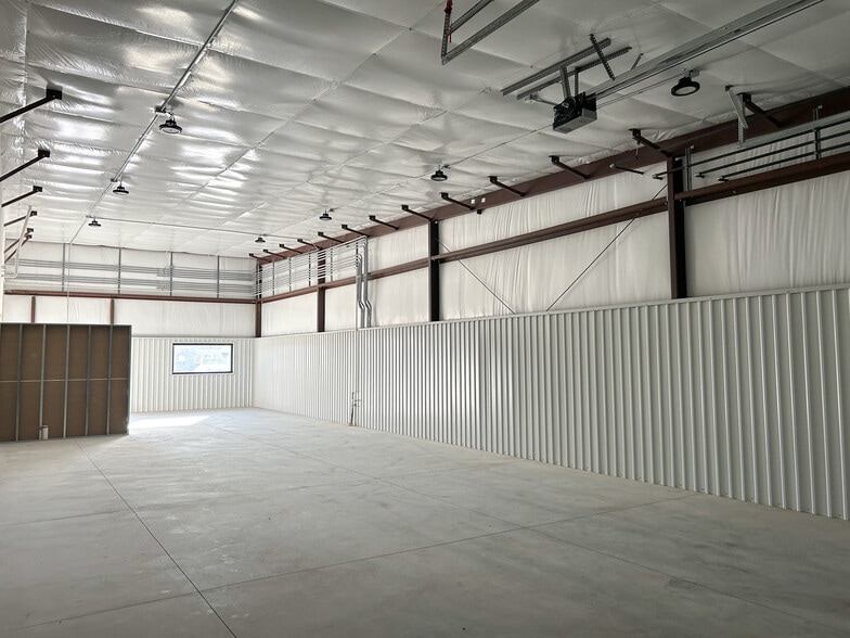 More Photos Of 3725-3729 N Ridgewood St, Wichita Light Distribution For Lease