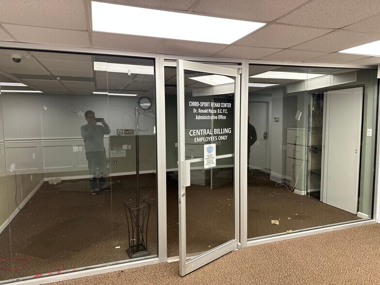 More Photos Of 1570 Old Country Rd, Westbury Office For Lease