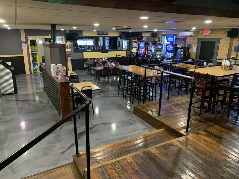 More Photos Of 100 E Adams St, Waterman Restaurant For Lease