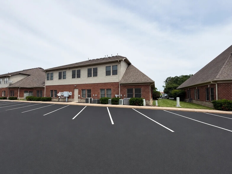 More Photos Of 9955 Crosspoint Blvd, Fishers Office For Sale
