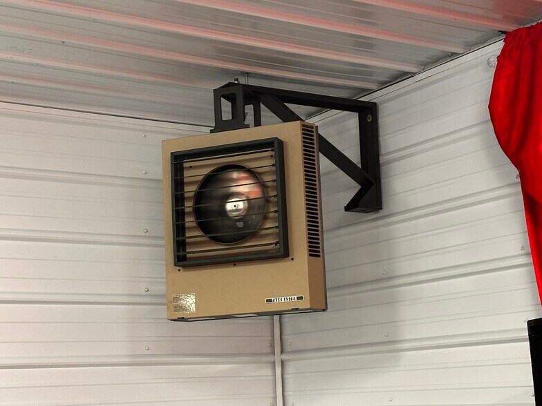 More Photos Of 522A S Main St, Broadway Flex For Sale