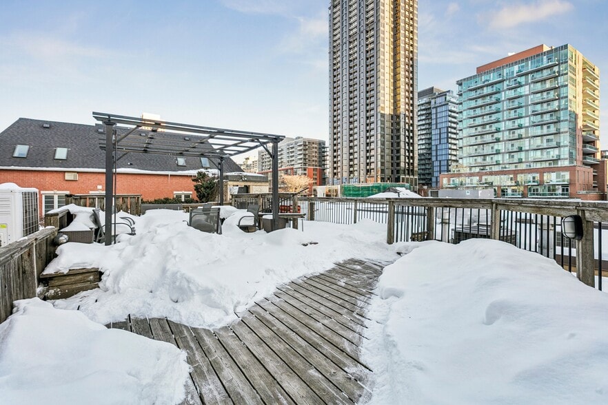 More Photos Of 135 Jarvis St, Toronto Hotel For Sale