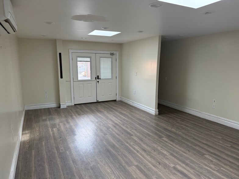 More Photos Of 11 Wheelock Ave, Inwood Warehouse For Lease