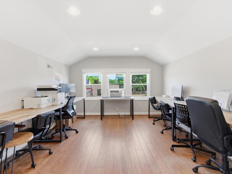 More Photos Of 928 E 11 Mile Rd, Royal Oak Serviced Offices For Lease