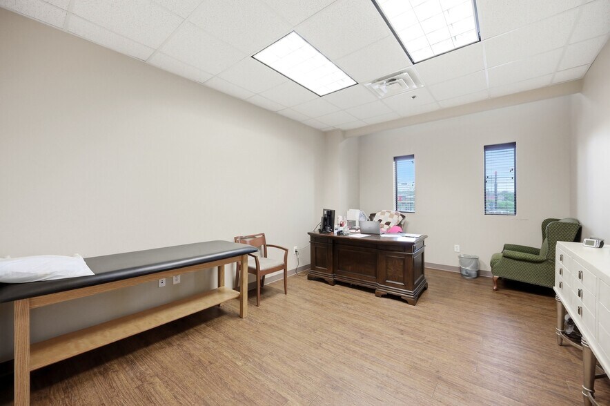More Photos Of 10007 Huebner Rd, San Antonio Medical For Sale