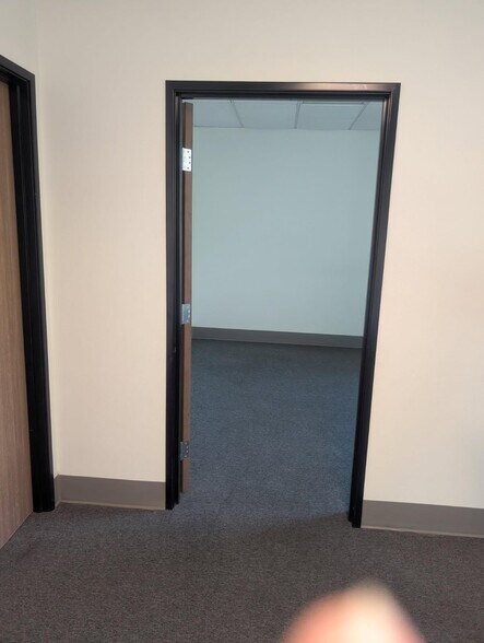 More Photos Of 42095 Zevo Dr, Temecula Warehouse For Lease