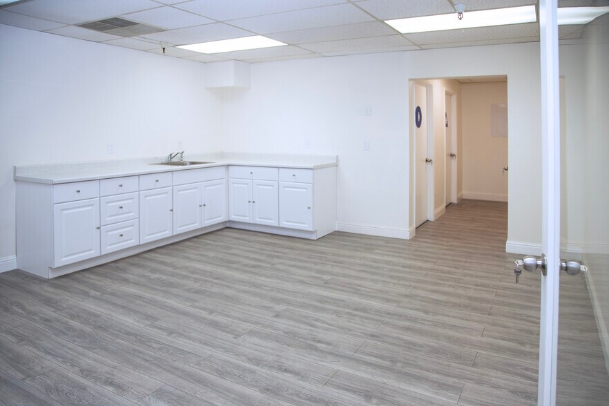 More Photos Of 961 N Emerald Ave, Modesto Showroom For Lease