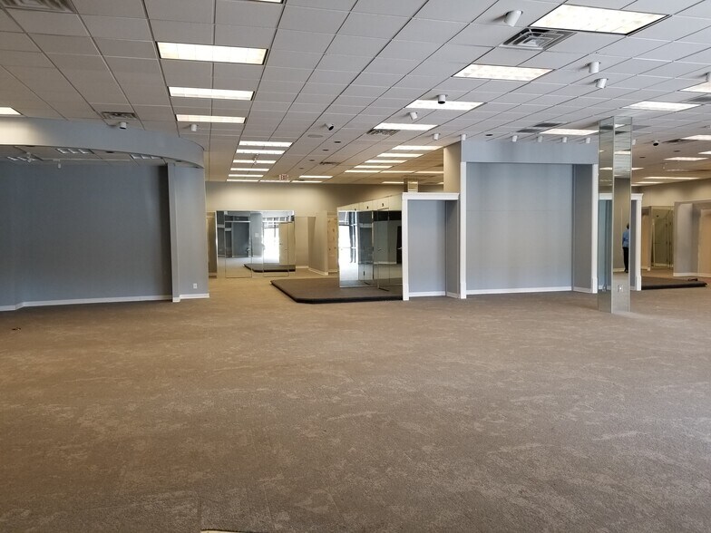 More Photos Of 4301 Pecanland Mall Dr, Monroe Freestanding For Lease