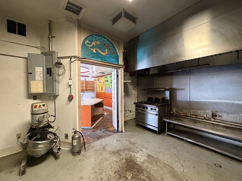 More Photos Of 265 S Robertson Blvd, Beverly Hills Restaurant For Lease