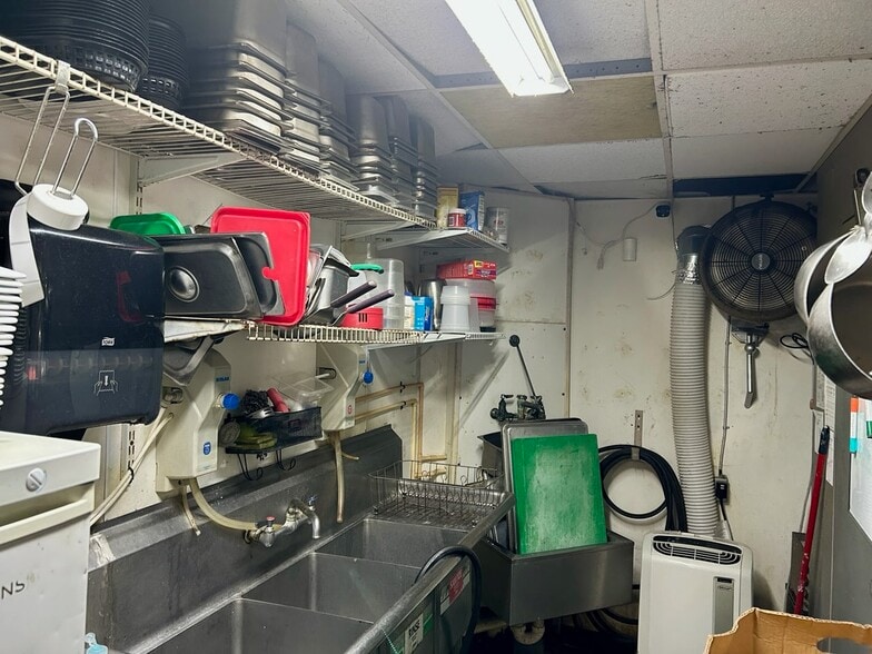 More Photos Of 320 S 8th St, Fernandina Beach Freestanding For Lease