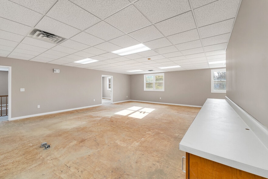 More Photos Of 5 Buttrick Rd, Londonderry Office For Lease