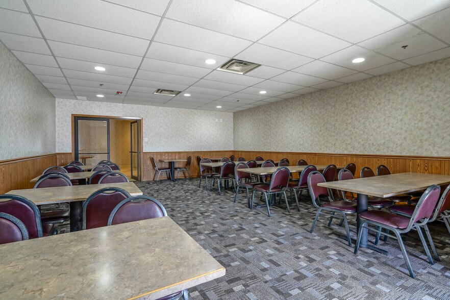 More Photos Of 3450 Gateway Dr, Grand Forks Restaurant For Lease