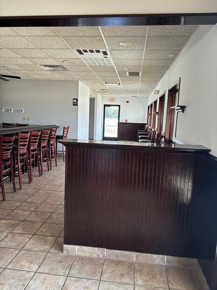 More Photos Of 210 N Lewis Ave, Oglesby Restaurant For Lease