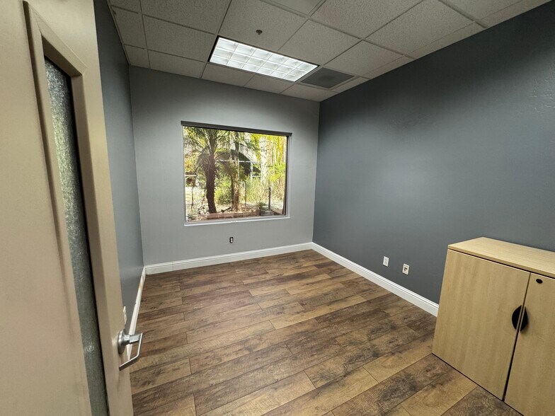 More Photos Of 3955 Coffee Rd, Bakersfield Office For Lease