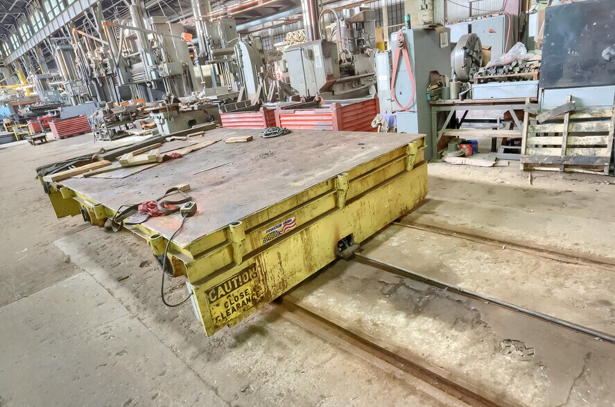 More Photos Of 800 N Water Ave, Sharon Service For Lease