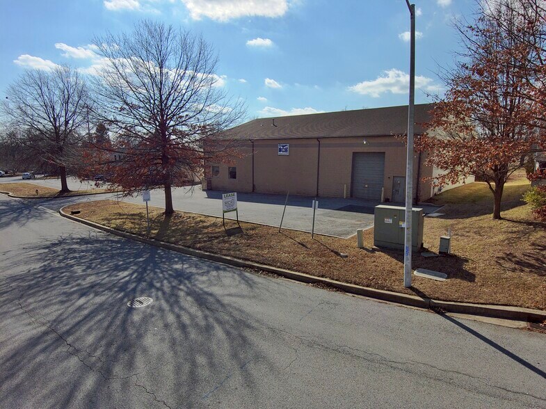 More Photos Of 4 Lewis Cir, Wilmington Warehouse For Lease