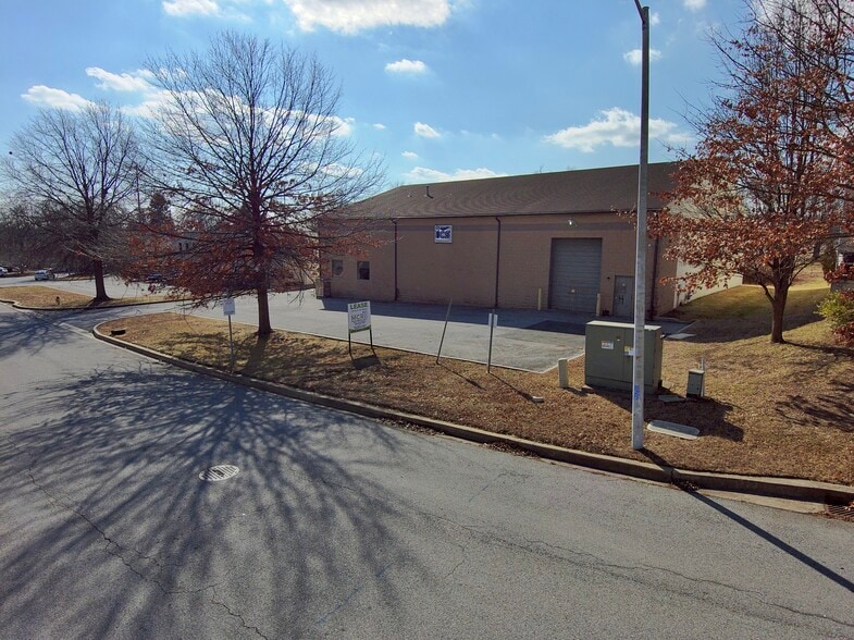 More Photos Of 4 Lewis Cir, Wilmington Warehouse For Lease