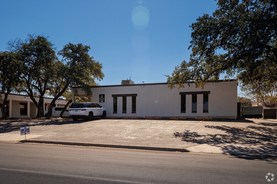 More Photos Of 322 Breesport St, San Antonio Research And Development For Lease