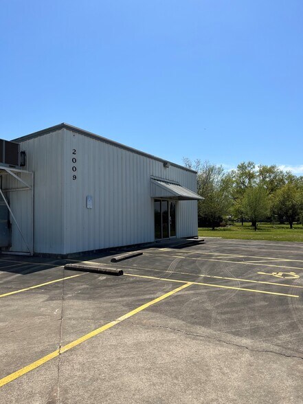 More Photos Of 2009 Hatfield Rd, Pearland Warehouse For Lease