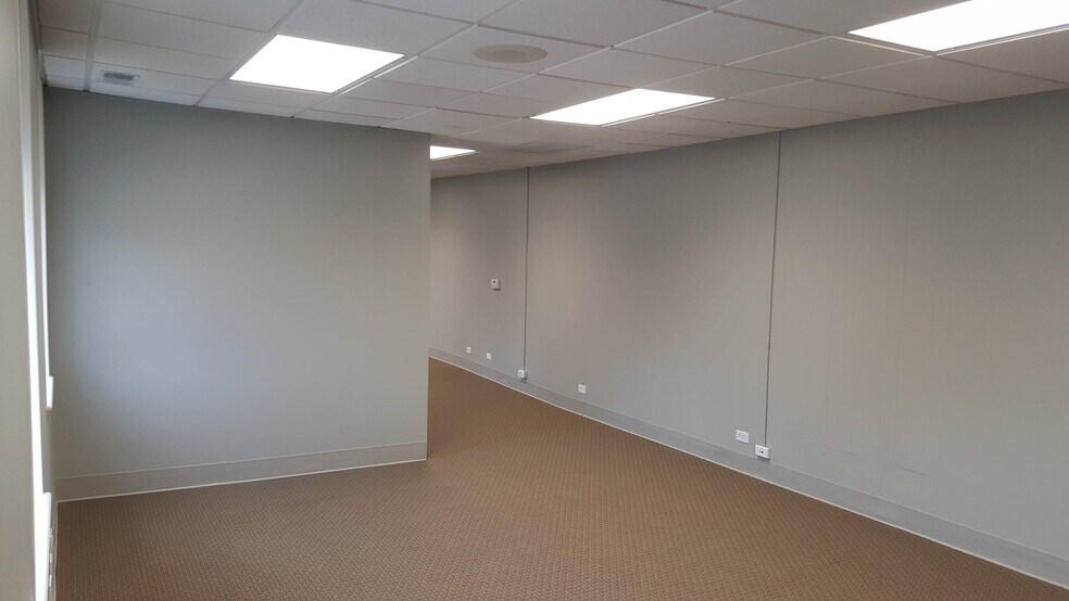 More Photos Of 105 Jackson Ave, Naperville Storefront Retail Office For Lease