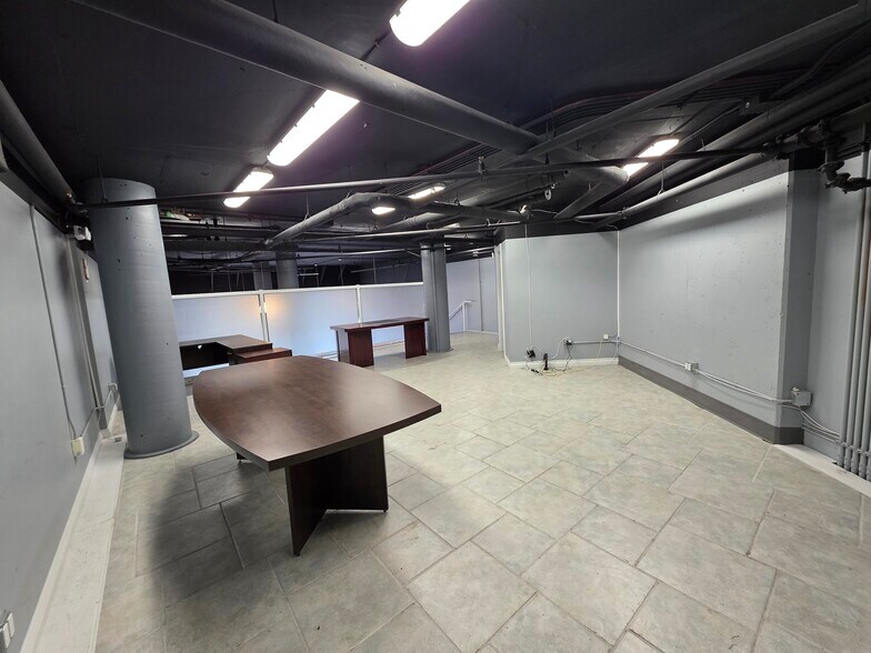 More Photos Of 2745 Veterans Memorial Pky, Victoria Office For Sale