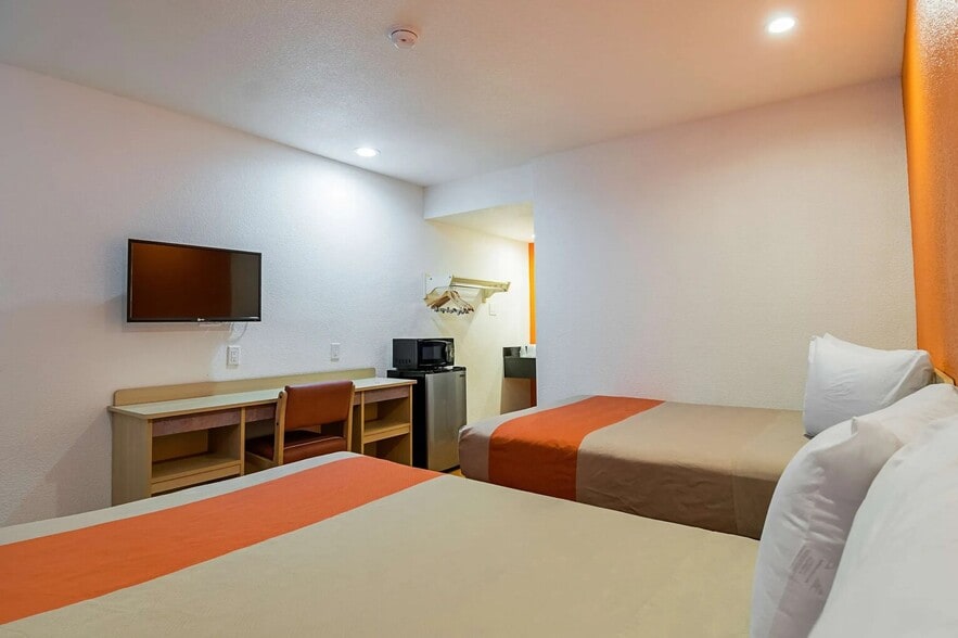 More Photos Of 14685 Warren St, Lost Hills Hotel For Sale